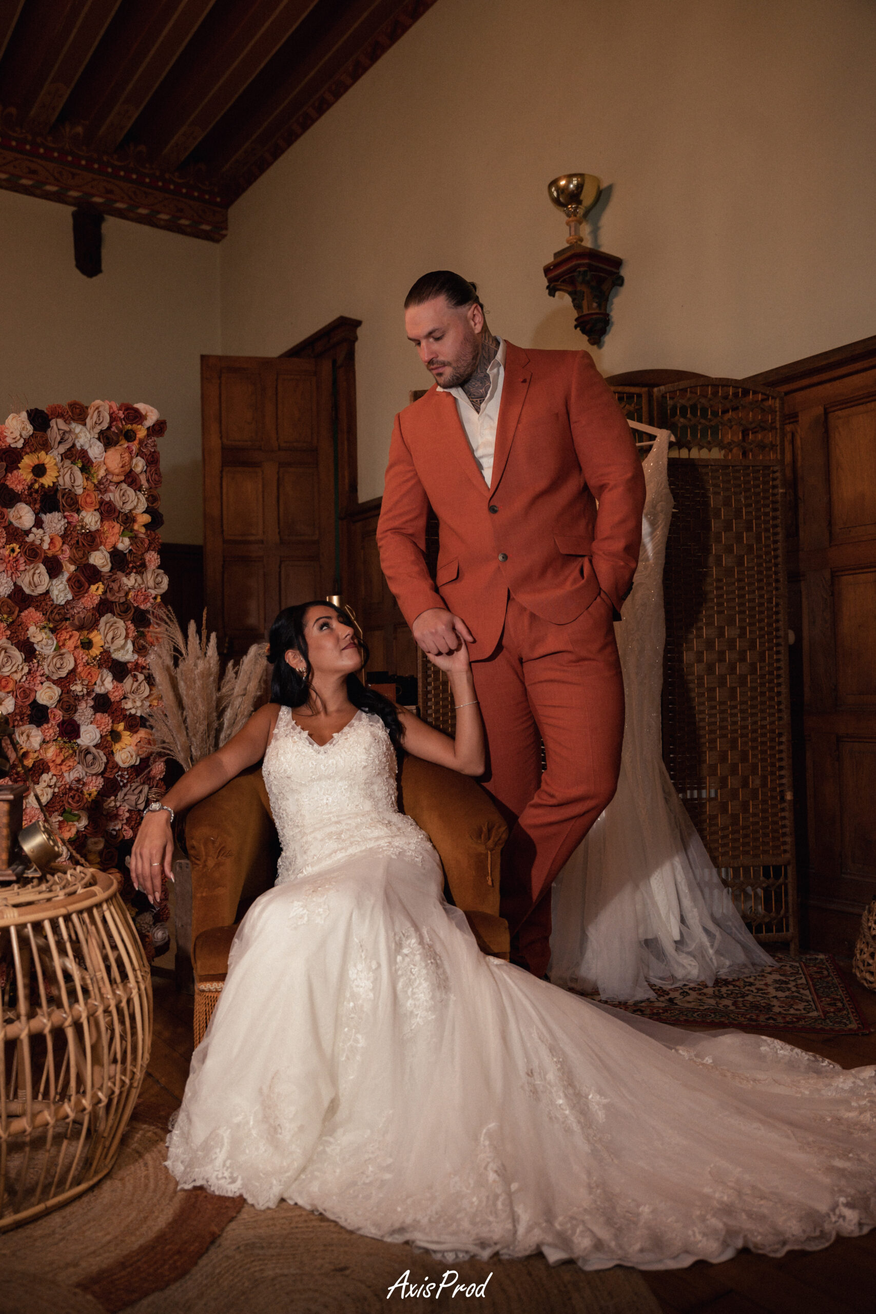 homme et femme qui pose pour leur mariage sur le thème terracotta. 
