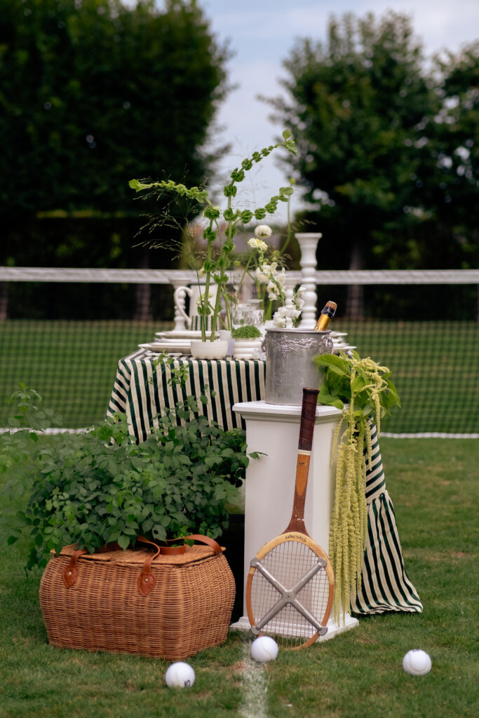 décoration florale de mariage sur un court de tennis