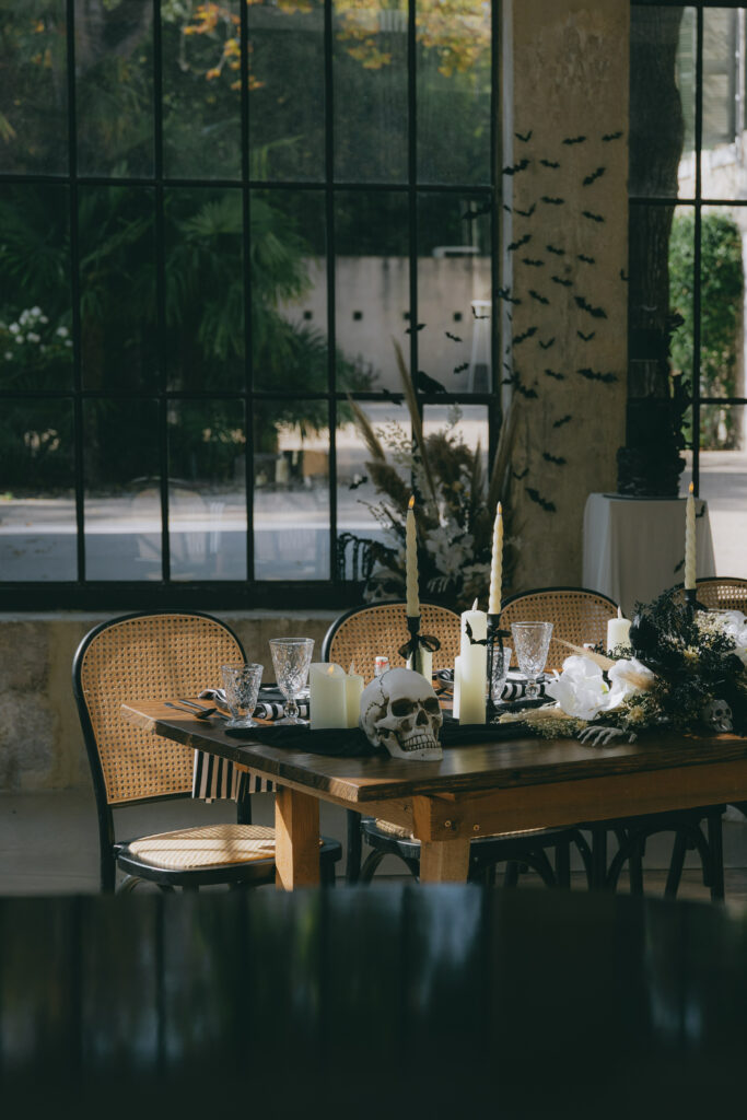 table de mariage décorée sur le theme de halloween