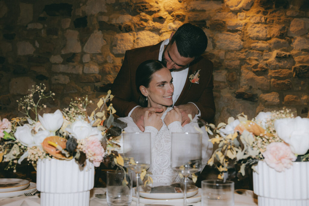 couple de mariés amoureux qui se regardent