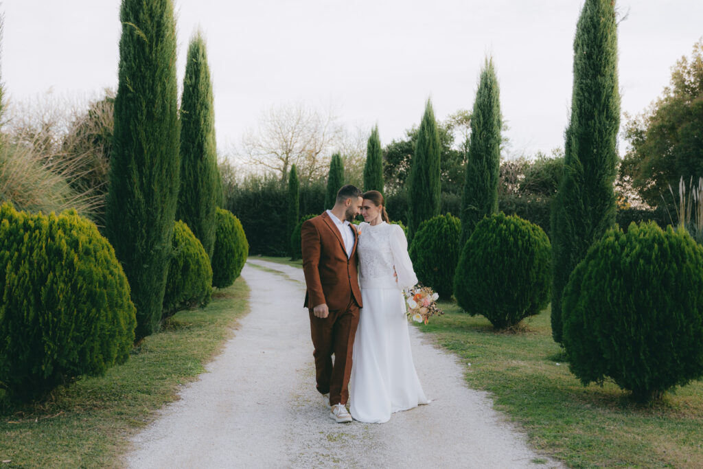 couple amoureux qui posent pendant leur shooting mariage.
