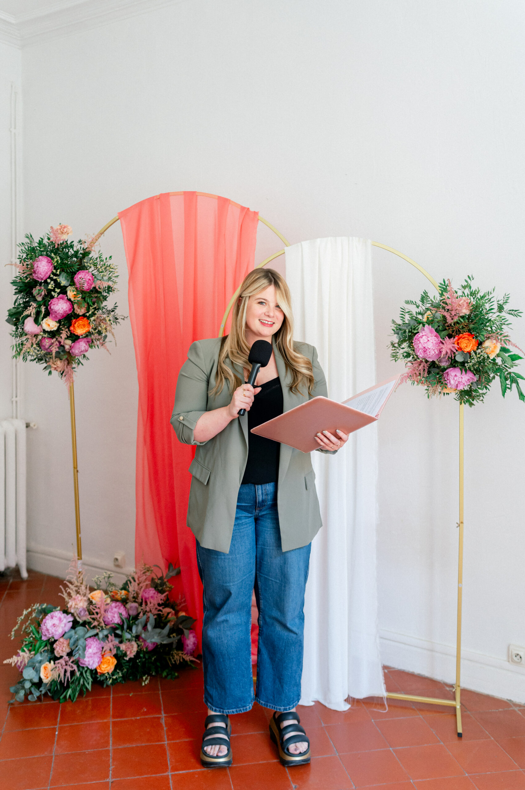 officiante de mariage pendant une cérémonie