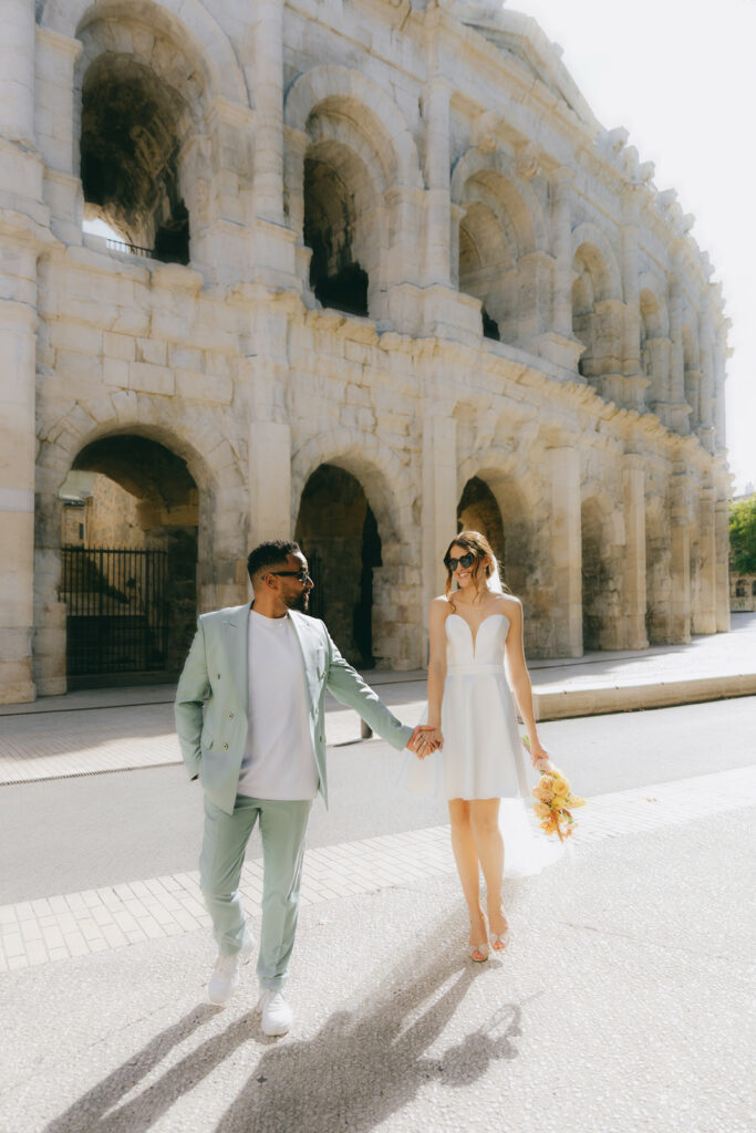 couple de mariés dans les arènes de nimes lors de leur shooting mariage