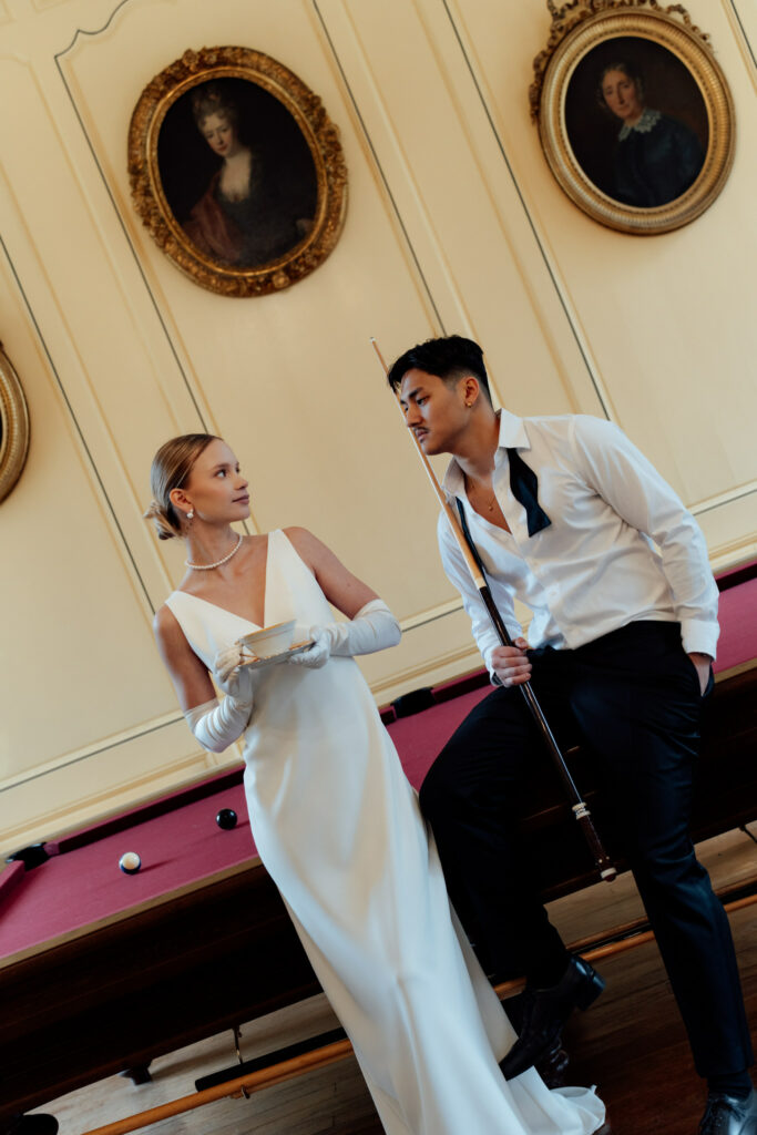 couple habillés à la française pour leur mariage