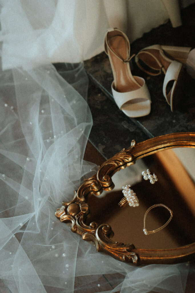 photo prise en shooting d'une traine de mariage et des talons de mariée