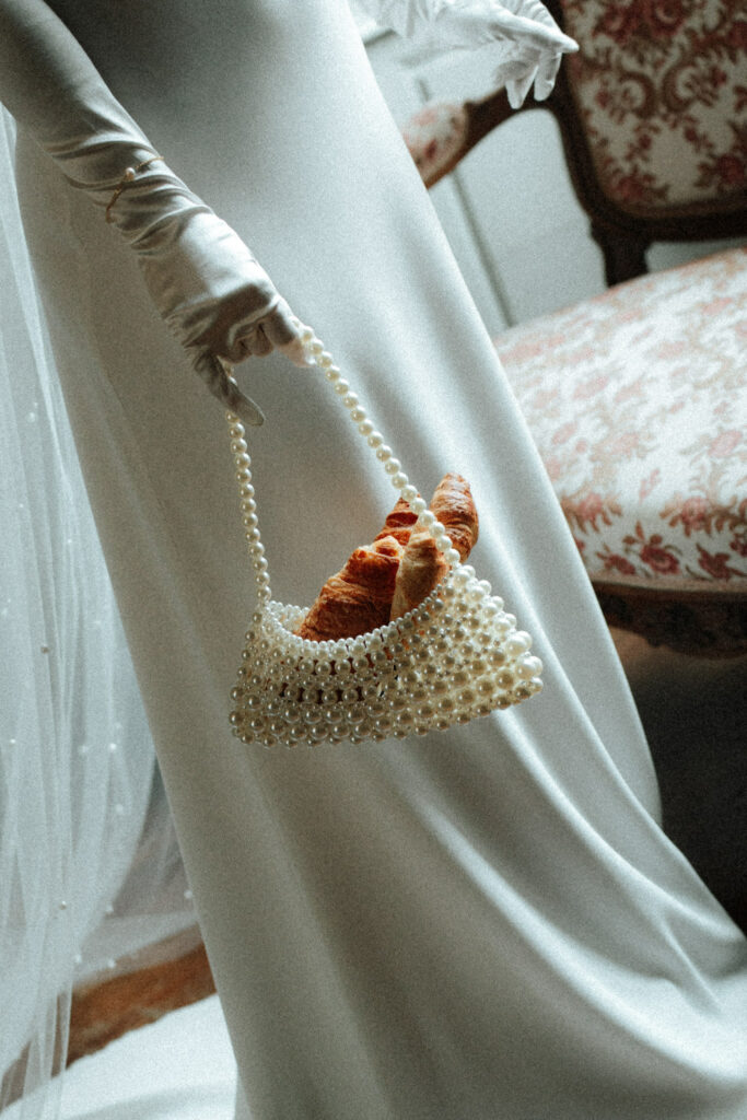 mariée portant un sac en perles 
