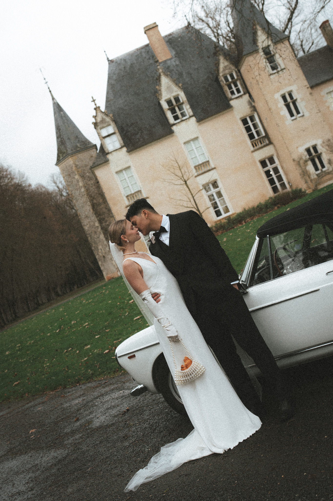 Shooting photo mariage élégant devant le Château d'Oyre en France
