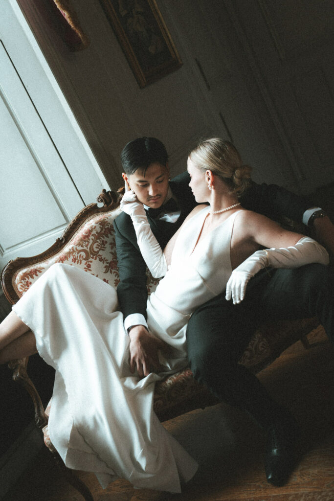 Shooting photo mariage élégant d'un couple habillé à la française