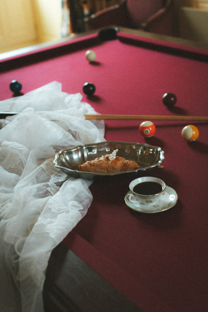 shooting photo d'un croissant sur une table de billard 