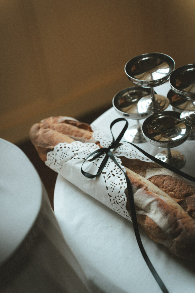 baguette de pain ornée de décoration de mariage