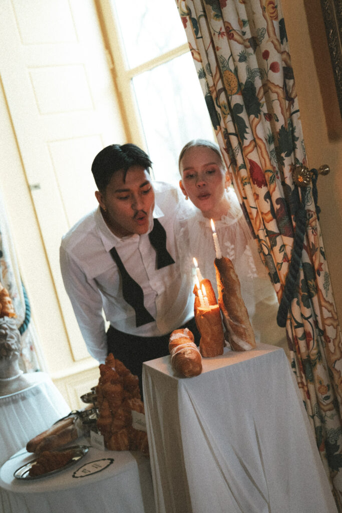 couple de mariés qui soufflent leurs bougies