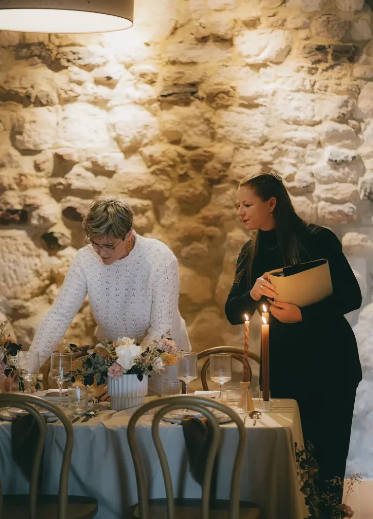 wedding planner avec son assistante en train d'organiser un mariage