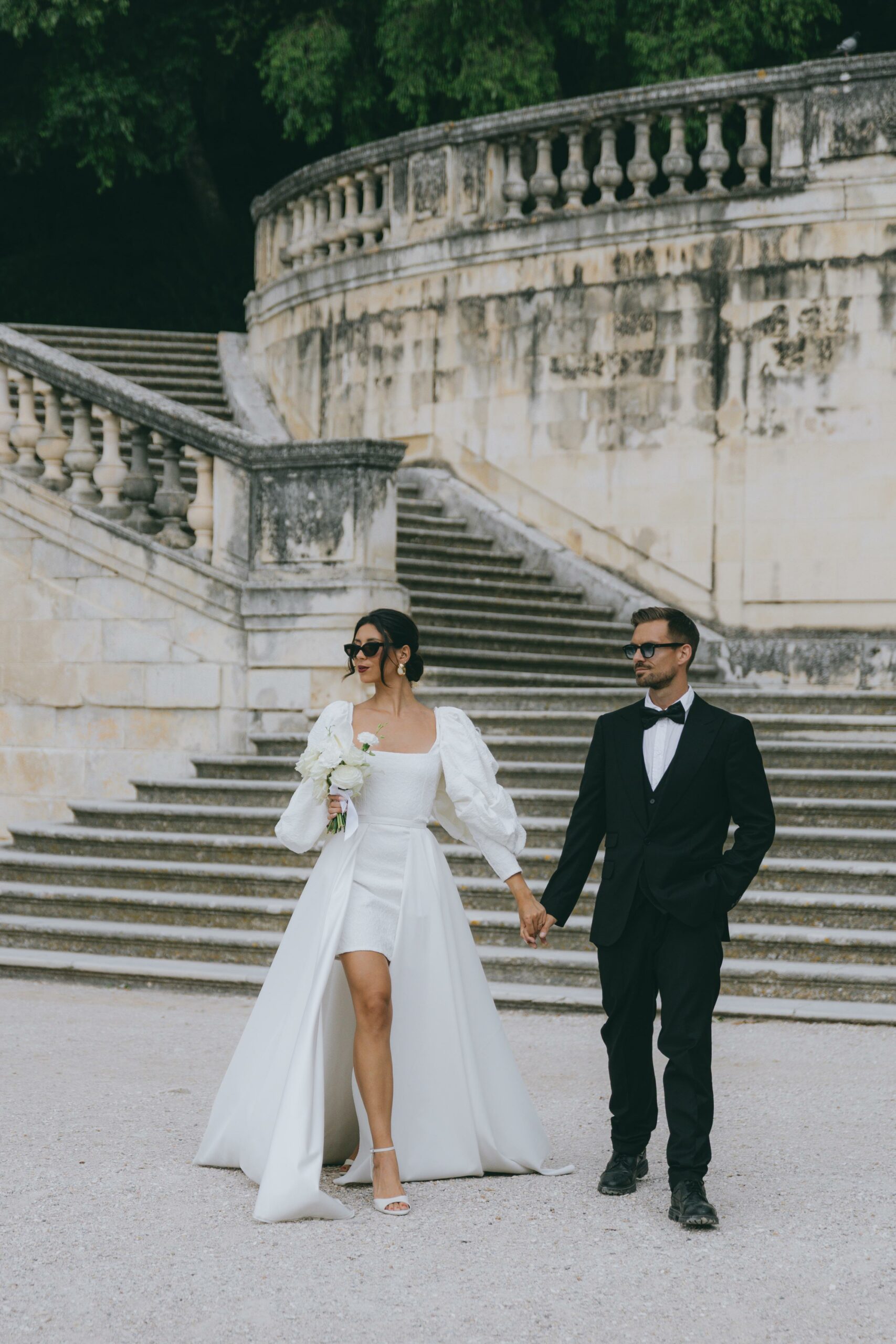 Couple de mariés élégant aux Jardins de la Fontaine lors d’un shooting mariage école Mariella