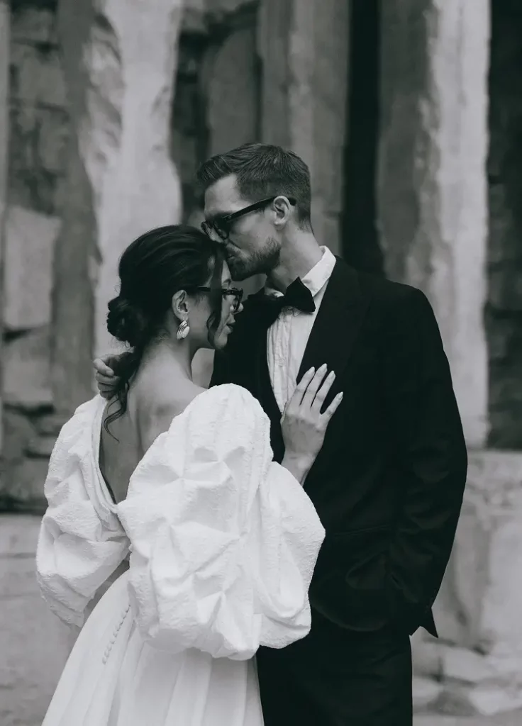 Couple de mariés posé en extérieurpendant un shooting mariage école Mariella.
