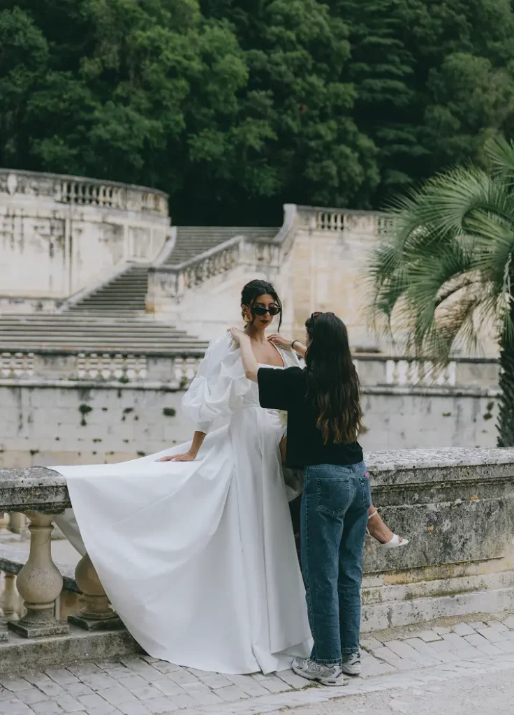 wedding planner qui replace la robe d'une mariée