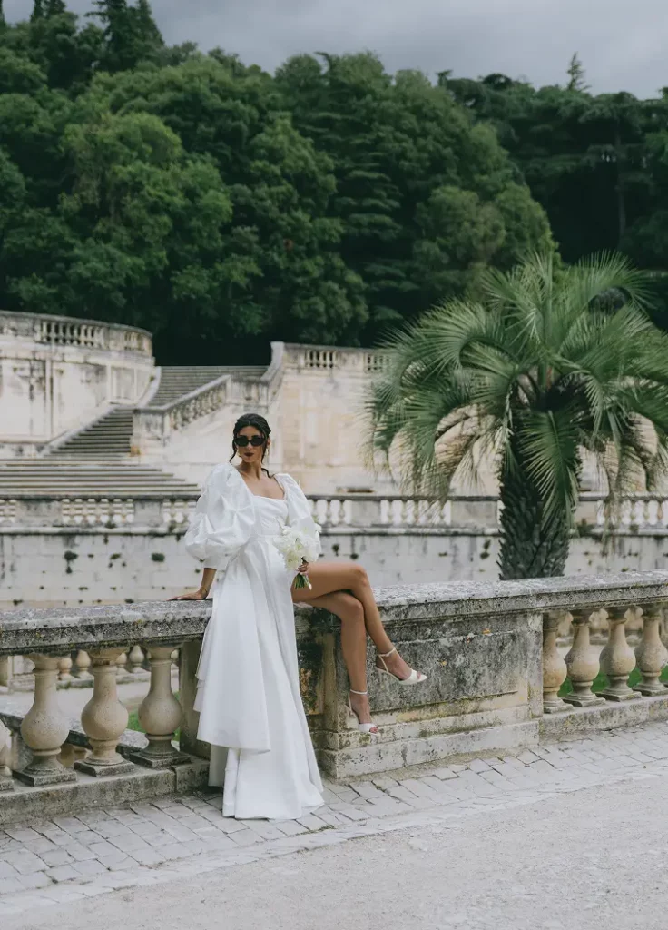mariée qui pose devant un monument