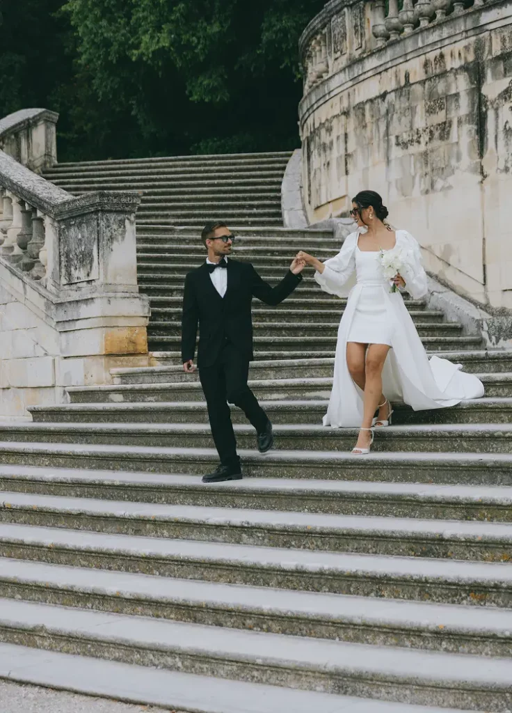 couple de mariés qui descendent les escaliers pendant le shooting mariage