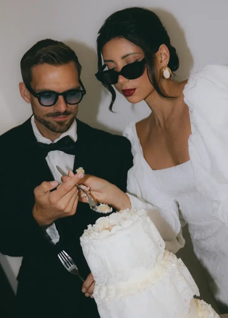 couple de marié qui coupe le gateau en shooting mariage