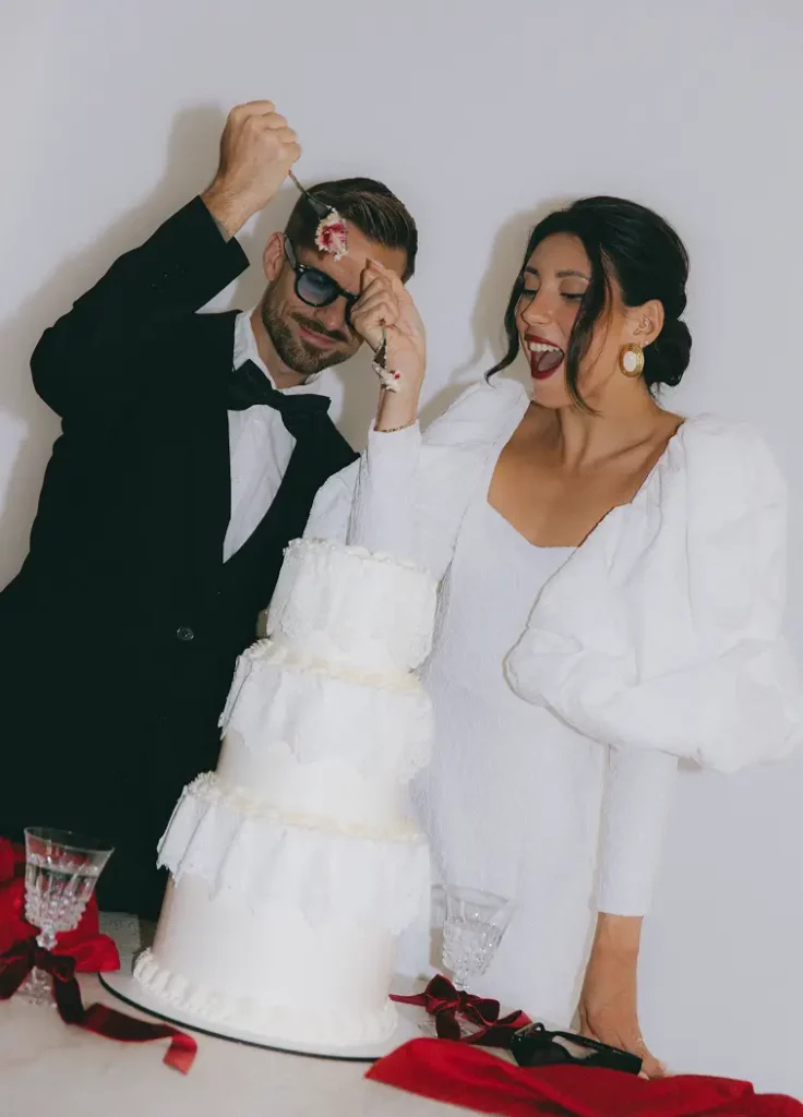 Couple de mariés dégustant un gâteau pendant un shooting mariage élégant et vintage