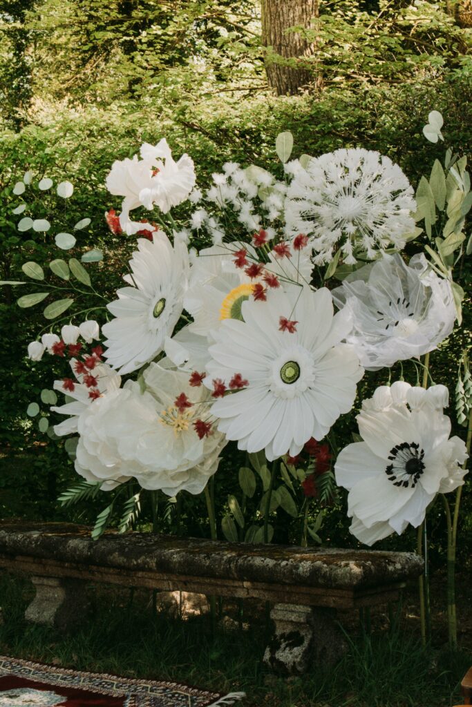 fleurs blanches et compositions florales rouges et blanches pour un mariage à l’italienne au Château du Boschet
