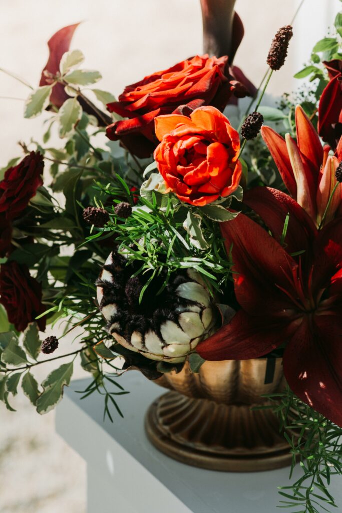Compositions florales rouges et blanches pour un mariage à l’italienne au Château du Boschet