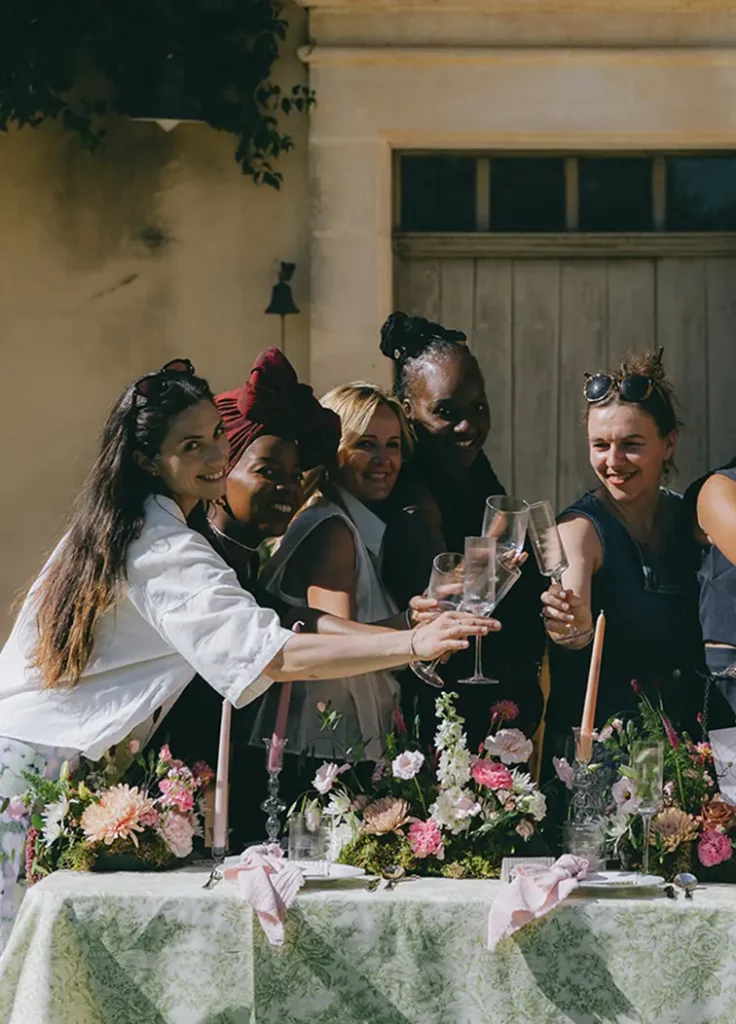 pros du mariage sur une formation en présentiel en train de trinquer